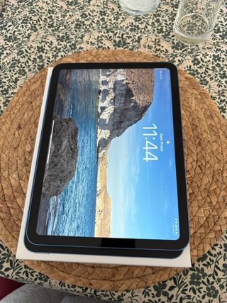 iPad 11ª gen (A16) con 2 fundas sin teclado