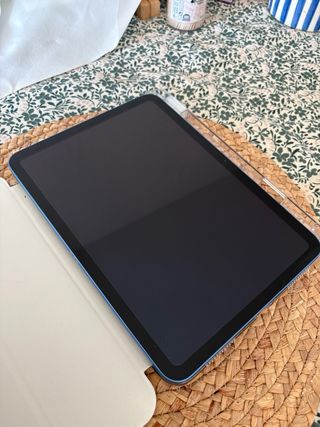 iPad 11ª gen (A16) con 2 fundas sin teclado