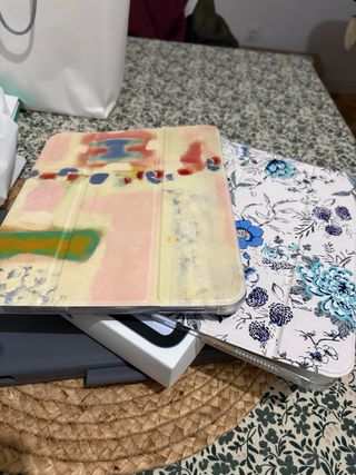 iPad 11ª gen (A16) con 2 fundas sin teclado