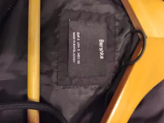 Chubasquero con capucha y camuflaje