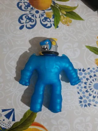 Muñeco estrujable azul brillante