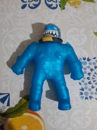 Muñeco estrujable azul brillante