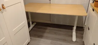 Escritorio Ikea Bekant con patas regulables