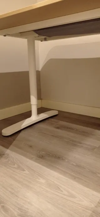 Escritorio Ikea Bekant con patas regulables