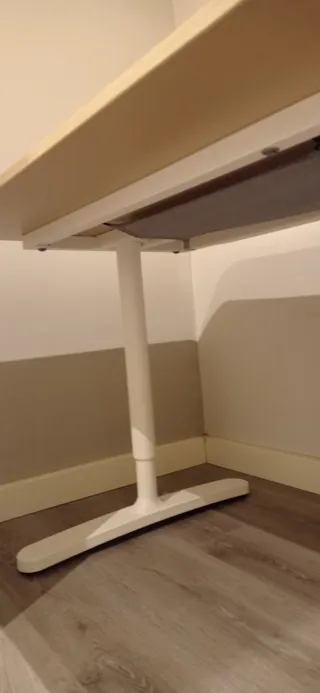 Escritorio Ikea Bekant con patas regulables