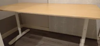 Escritorio Ikea Bekant con patas regulables