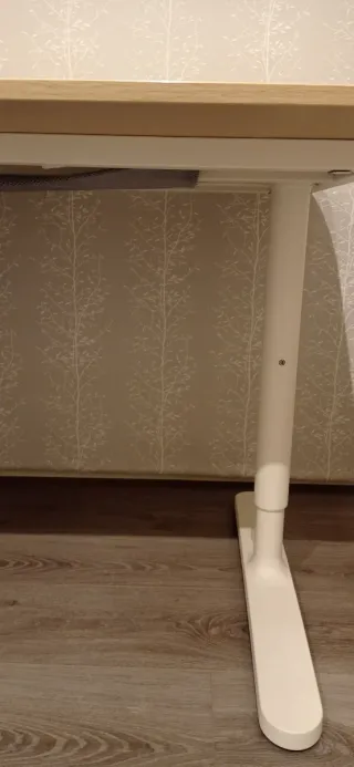 Escritorio Ikea Bekant con patas regulables
