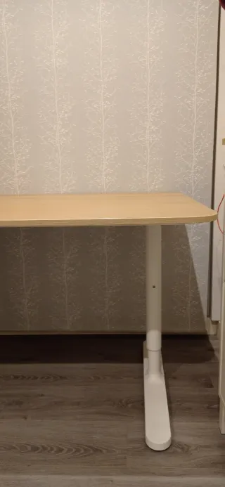 Escritorio Ikea Bekant con patas regulables