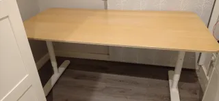 Escritorio Ikea Bekant con patas regulables
