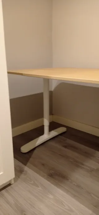 Escritorio Ikea Bekant con patas regulables