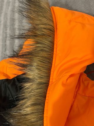 Chaqueta naranja con capucha y pelo