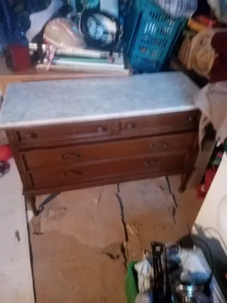 Cómoda de madera con tapa de mármol