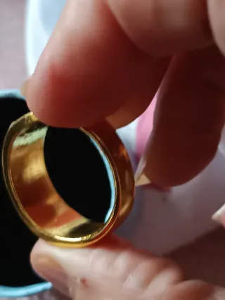 Anillo dorado con piedras azules y blancas