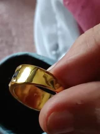 Anillo dorado con piedras azules y blancas