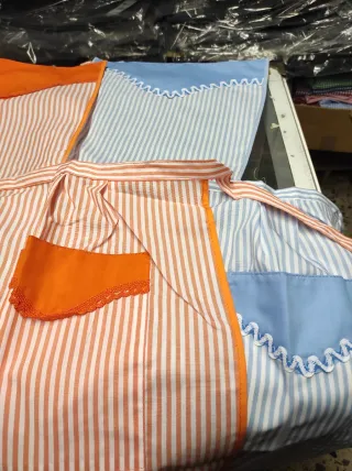 Dos mandiles de peto T-M