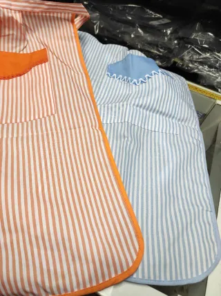 Dos mandiles de peto T-M