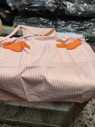 Dos mandiles de peto T-M