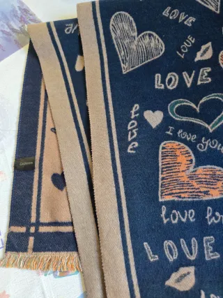 Bufanda cachemira con estampado corazones