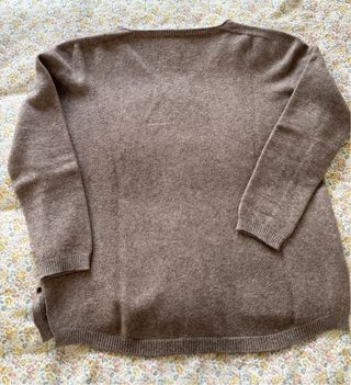 Jersey marrón y cuello pico. Talla M. Marca local