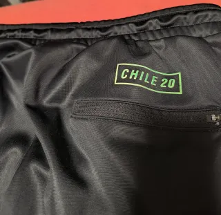 Adidas Chile 20 Negro con Rayas Doradas