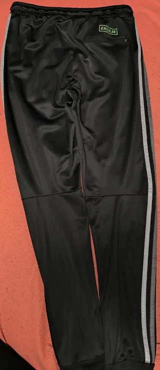 Adidas Chile 20 Negro con Rayas Doradas