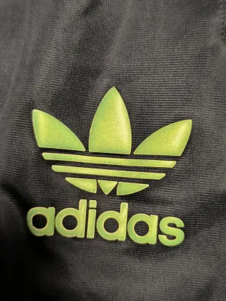 Adidas Chile 20 Negro con Rayas Doradas