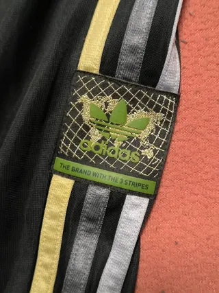 Adidas Chile 20 Negro con Rayas Doradas