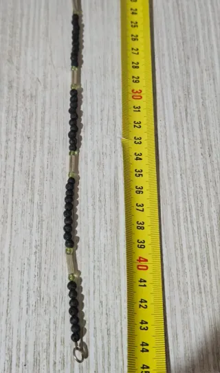 Collar de cuentas negras y plateadas