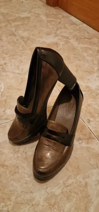 Zapatos de tacón Via Dos negros y dorados