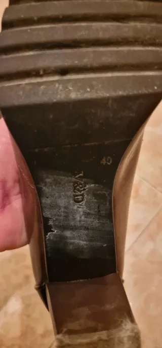 Zapatos de tacón Via Dos negros y dorados