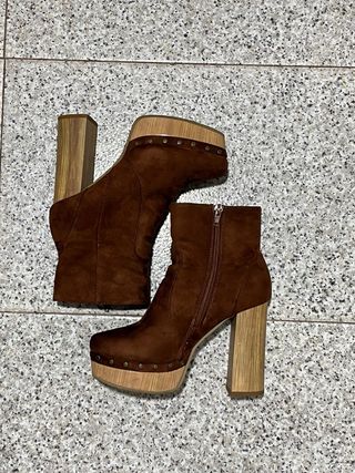 Botín plataforma tachuelas madera