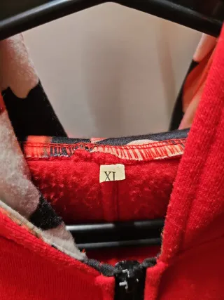 Chaqueta roja con capucha y cremallera