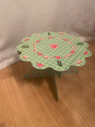 Pastelería de juguete hecha de madera y cartón