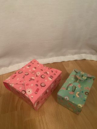 Pastelería de juguete hecha de madera y cartón