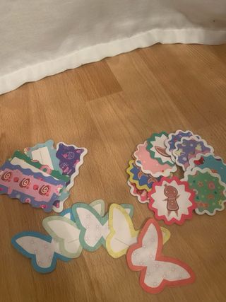 Pastelería de juguete hecha de madera y cartón