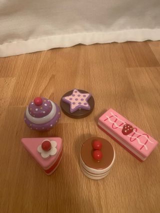 Pastelería de juguete hecha de madera y cartón