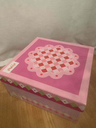 Pastelería de juguete hecha de madera y cartón