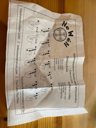 Instrumento musical artesanal. Saxo.