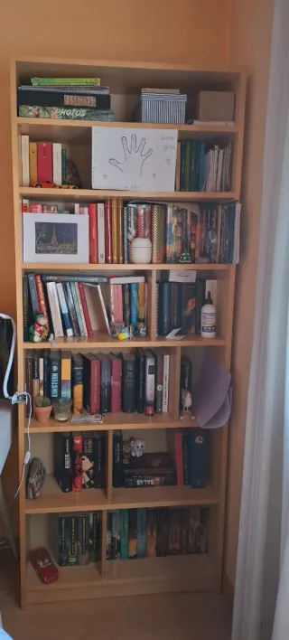 URGE. Estantería Billy IKEA Madera