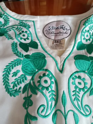Camisa blanca con bordado verde