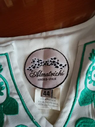 Camisa blanca con bordado verde