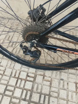 Bicicleta de montaña color negro y naranja.