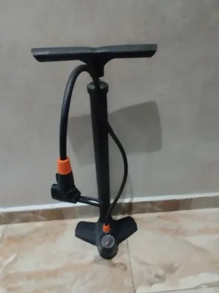 Bicicleta de montaña color negro y naranja.