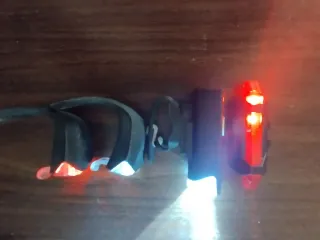 Bicicleta de montaña color negro y naranja.