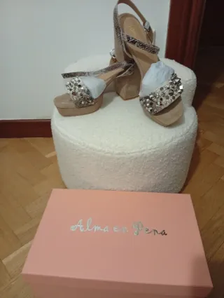 Sandalia de tacón en animal print con tachuelas.