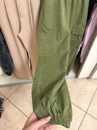 Pantaloni beige e verdi