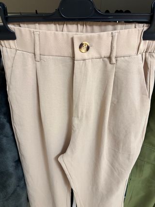 Pantaloni beige e verdi