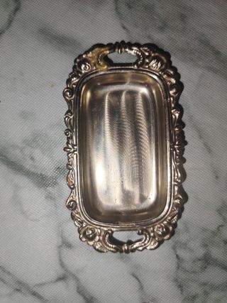 Bandeja decorativa de metal plateado