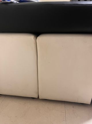 Divano Chaise Longue Sinistra grigio, nero, 2 pouf bianchi