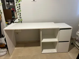 Escritorio blanco con almacenaje. En buen estado.
